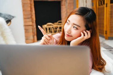 Güzel genç Asyalı kadın boşluğu işaret ediyor. Çevrimiçi alışveriş sitesi kavramı.