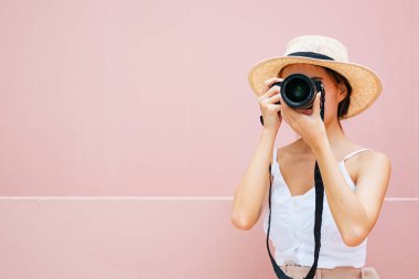 Dijital kameralı genç gezgin Asyalı kadın..