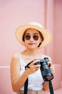 Dijital kameralı genç gezgin Asyalı kadın..