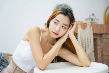 Beyaz masadaki güzel bir kadının portresi..