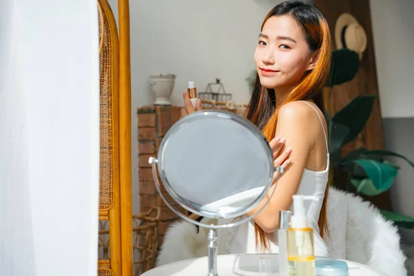 Hermosa Joven Asiático Mujer Usando Cosmético Para Facial Maquillaje Mirando — Foto de Stock