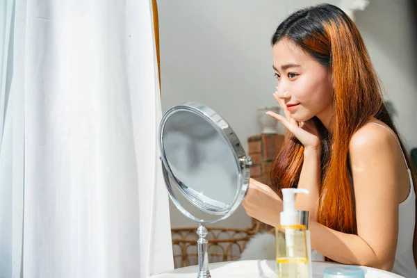 Beautiful Young Asian Woman Using Cosmetic Facial Make Looking Mirror — Stock Photo, Image