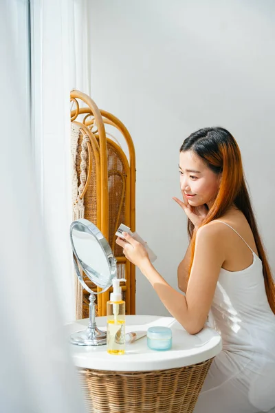 Hermosa Joven Asiática Mujer Haciendo Maquillaje Frente Espejo Casa —  Fotos de Stock