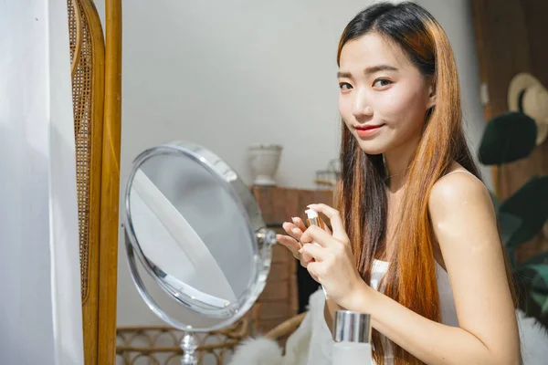 Beautiful Young Asian Woman Using Cosmetic Facial Make Looking Mirror — Stock Photo, Image