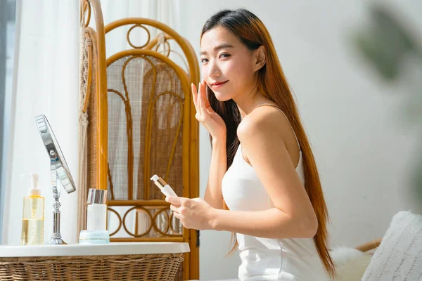Sidovy Vacker Ung Asiatisk Kvinna Tillämpa Kräm Lotion Hemma Naturligt — Stockfoto