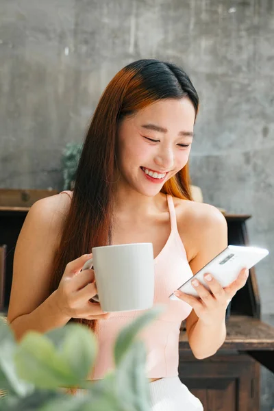 Alegre Jovem Ásia Mulher Assistindo Algo Engraçado Social Media Tendo — Fotografia de Stock