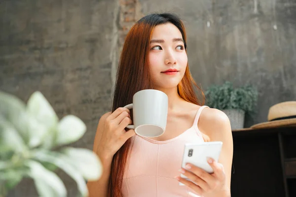 Jovem Mulher Asiática Desfrutar Café Para Café Manhã Segurando Smartphone — Fotografia de Stock