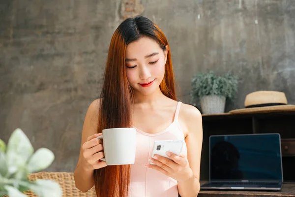 Jovem Mulher Asiática Tomando Café Para Café Manhã Lendo Algo — Fotografia de Stock