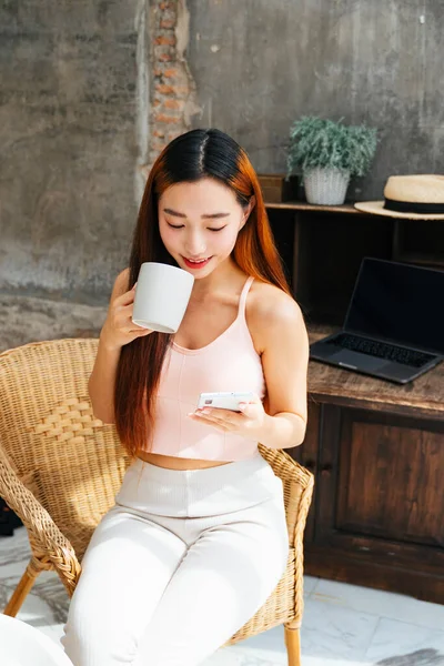 Jovem Mulher Asiática Gosta Tomar Café Assistir Algo Engraçado Nas — Fotografia de Stock