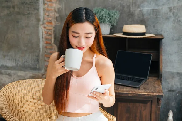 Jovem Mulher Asiática Gosta Tomar Café Assistir Algo Engraçado Nas — Fotografia de Stock