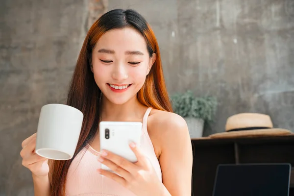 Jovem Mulher Asiática Gosta Tomar Café Assistir Algo Engraçado Nas — Fotografia de Stock