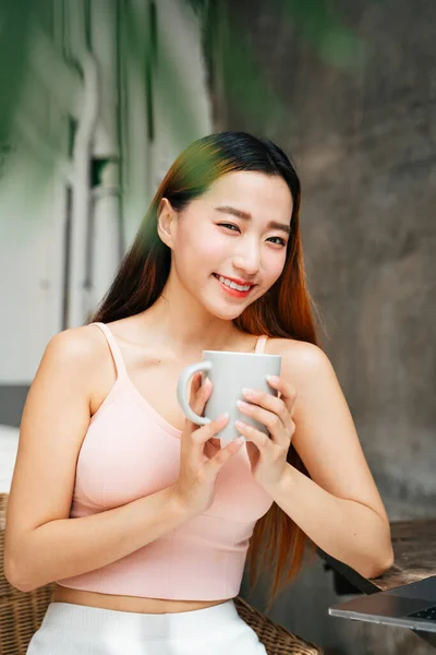 Retrato Hermosa Joven Asiática Sosteniendo Taza Café Cafetería — Foto de Stock