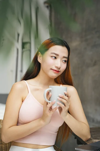 Porträtt Vacker Ung Asiatisk Kvinna Som Håller Kopp Kaffe Caféet — Stockfoto