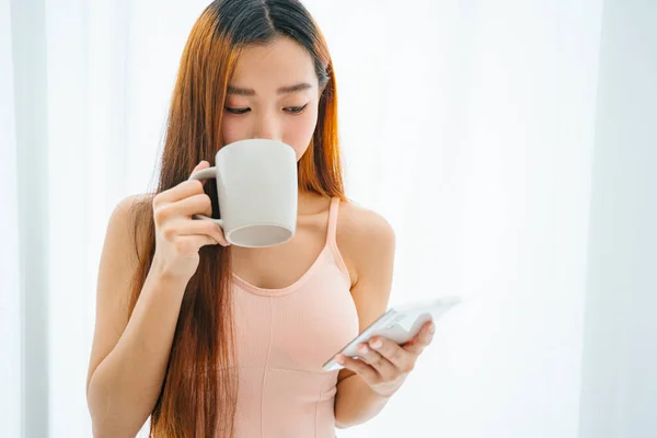 Vacker Ung Asiatisk Kvinna Som Håller Kopp Kaffe Och Använder — Stockfoto