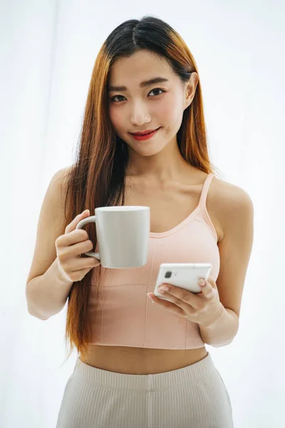 Hermosa Mujer Asiática Joven Con Una Taza Café Teléfono Inteligente — Foto de Stock