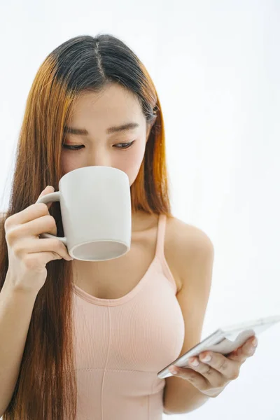 Vacker Ung Asiatisk Kvinna Som Håller Kopp Kaffe Och Använder — Stockfoto