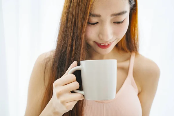 Närbild Porträtt Ung Asiatisk Kvinna Som Håller Kopp Kaffe Isolat — Stockfoto