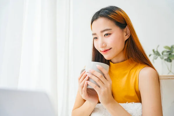 Vacker Ung Asiatisk Kvinna Som Håller Kopp Kaffe Bärbar Dator — Stockfoto
