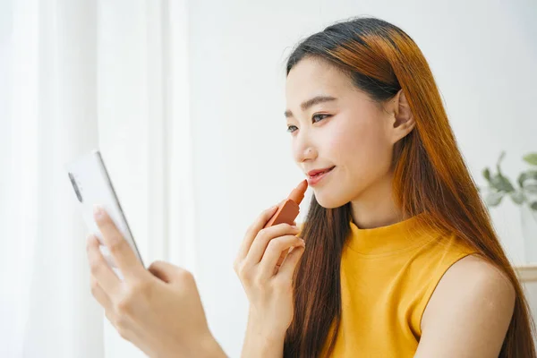 Vacker Ung Asiatisk Kvinna Som Använder Läppstift Och Tittar Spegel — Stockfoto