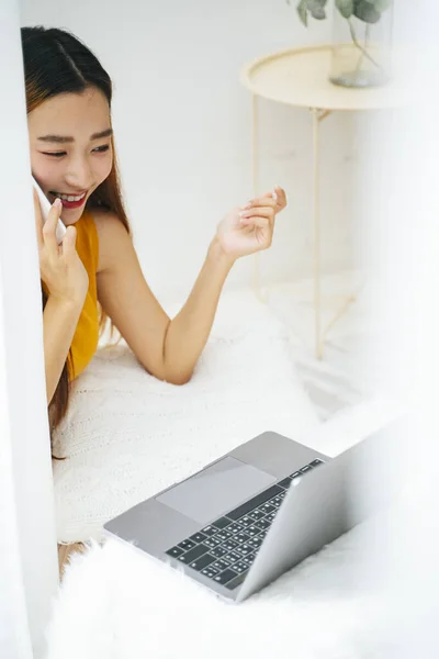 Young Asian Woman Talking Phone Looking Laptop Computer — Stock Photo, Image