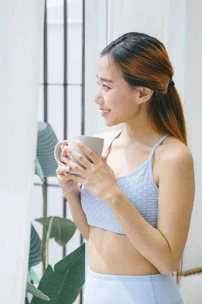 Tiro Vertical Bela Desportivo Asiático Mulher Segurando Xícara Café Olhando — Fotografia de Stock