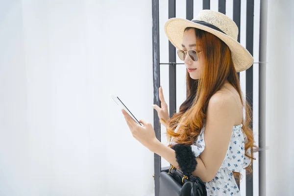 Bela Ásia Viajante Mulher Vestindo Óculos Sol Chapéu Usando Smartphone — Fotografia de Stock