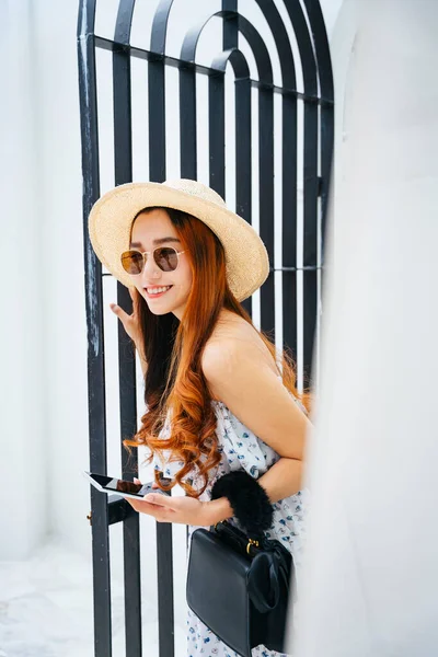Bela Ásia Viajante Mulher Vestindo Óculos Sol Chapéu Segurando Smartphone — Fotografia de Stock