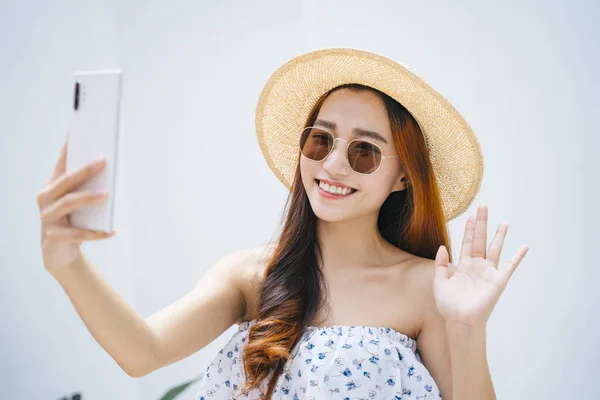 Beautiful Asian Traveler Woman Wearing Sunglasses Hat Vlogging Live Stream — Stock Photo, Image