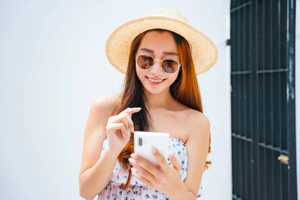 Bela Ásia Viajante Mulher Vestindo Óculos Sol Chapéu Usando Smartphone — Fotografia de Stock
