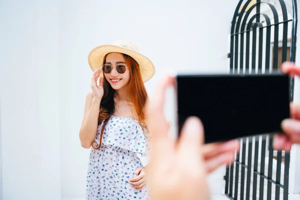 Bela Ásia Viajante Mulher Sendo Tomar Foto Com Smartphone — Fotografia de Stock