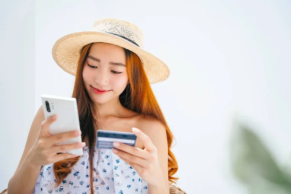 Pretty Young Traveler Woman Using Credit Card Smartphone Paying Bills — Stock Photo, Image