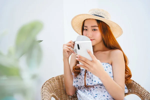 Güzel Asyalı Gezgin Kadın Şapka Takıyor Akıllı Telefon Kullanıyor Bardak — Stok fotoğraf