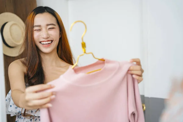 Vacker Ung Asiatisk Kvinna Som Köper Kläder Köpcentret — Stockfoto