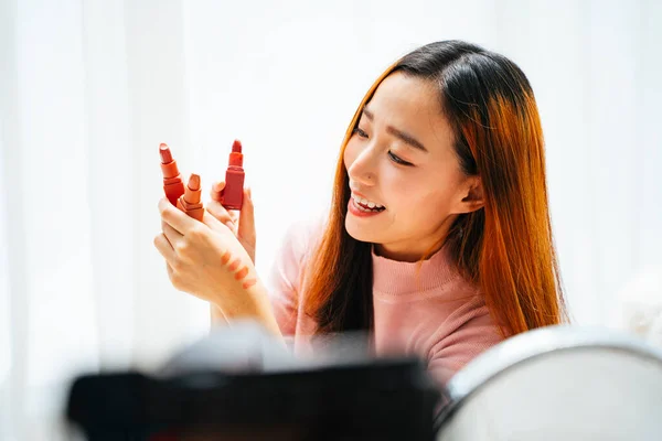 Hermosa Mujer Asiática Influencer Revisando Lápiz Labial Audiencia Las Redes — Foto de Stock