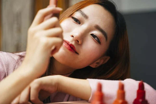 Vacker Ung Asiatisk Kvinna Tittar Läppstift — Stockfoto