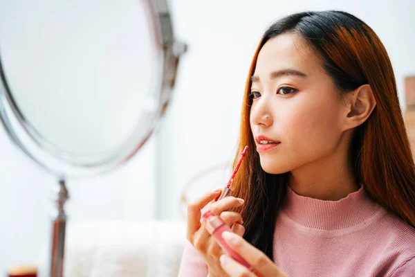 Vacker Ung Asiatisk Kvinna Gör Makeup Framför Spegeln Hemma — Stockfoto