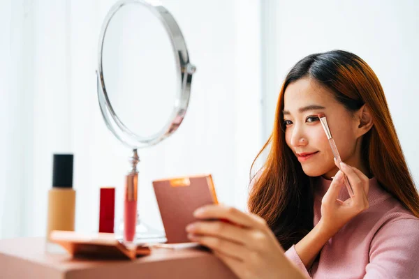 Beautiful Young Asian Woman Doing Makeup Home — Stock Photo, Image