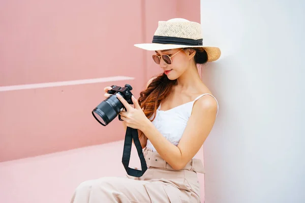 Jovem Viajante Mulher Asiática Com Câmera Digital — Fotografia de Stock