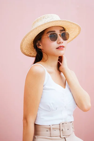 Portretul Unei Tinere Frumoase Asiatice Care Poartă Pălărie Ochelari Soare — Fotografie, imagine de stoc