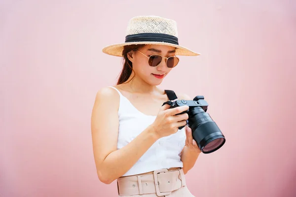 Bela Ásia Fotógrafo Mulher Vestindo Óculos Sol Chapéu Segurando Digital — Fotografia de Stock