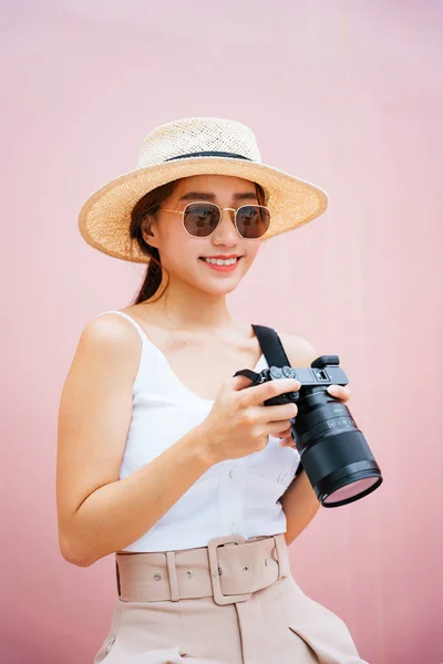 Bela Ásia Fotógrafo Mulher Vestindo Óculos Sol Chapéu Segurando Digital — Fotografia de Stock