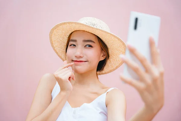 Şapkalı Güzel Asyalı Kadın Akıllı Telefonuyla Selfie Çekiyor — Stok fotoğraf