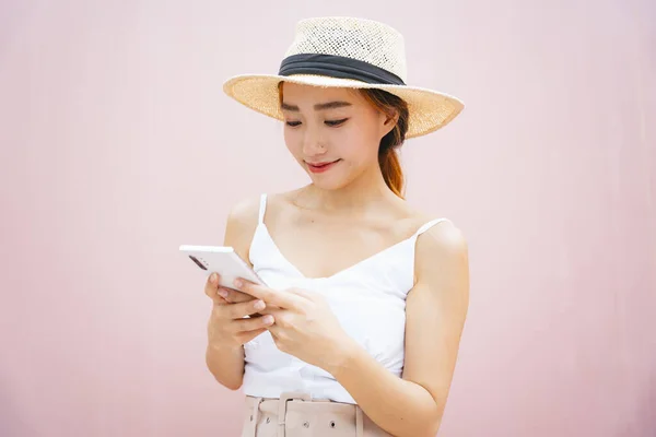Beautiful Asian Woman Wearing Hat Using Smartphone Pink Background — Stock Photo, Image
