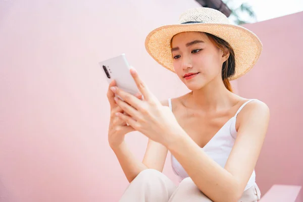 Linda Mulher Asiática Usando Chapéu Usando Smartphone Fundo Rosa — Fotografia de Stock