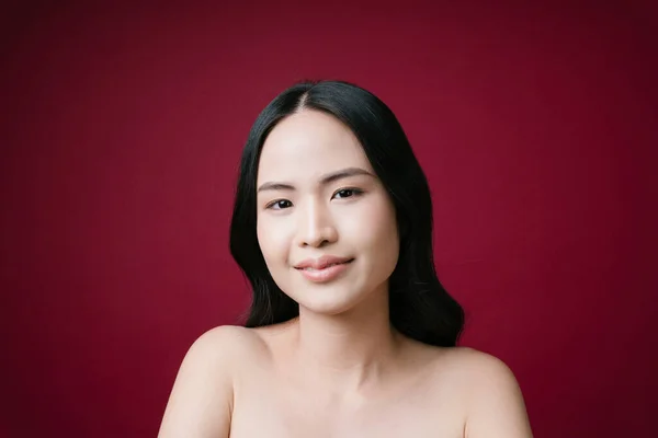 깨끗하고 피부를 가지고 아름다운 아시아 여자의 모습이 배경에 뚜렷이 구별되어 — 스톡 사진