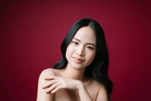 美しいアジアの女性の健康的な皮膚の概念自然を構成する赤の背景に隔離 — ストック写真
