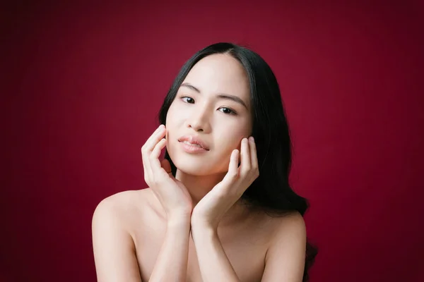 Güzel Asyalı Kadın Portresi Siyah Saçlar Kırmızı Arka Planda Izole — Stok fotoğraf