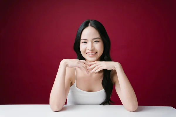 Csinos Fiatal Ázsiai Természetes Smink Nézi Kamera Közvetlenül Elszigetelt Piros — Stock Fotó