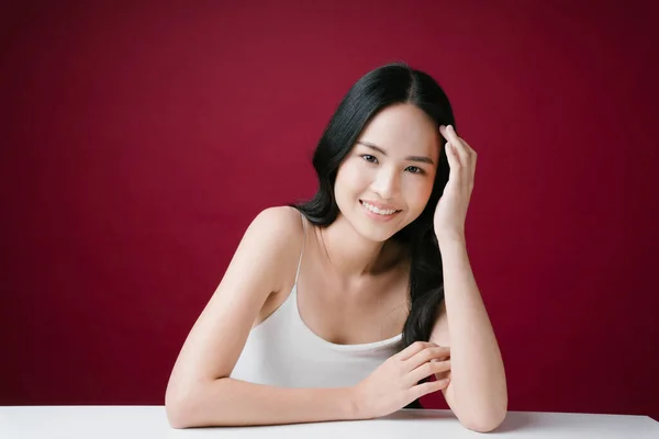 Pretty Young Asian Woman Natural Make Looking Camera Directly Isolated — Stock Photo, Image