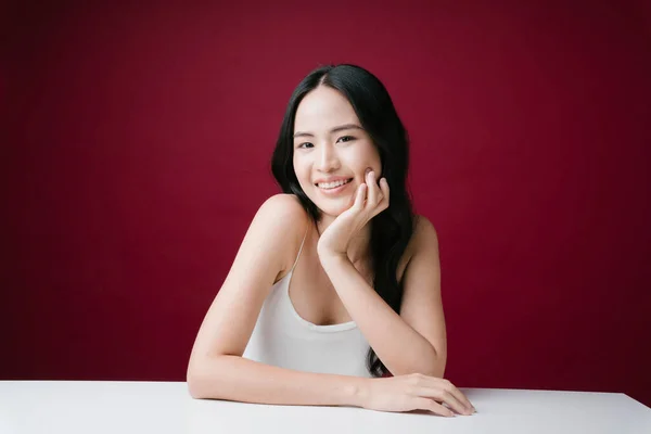 Portré Szépség Ázsiai Tökéletes Természetes Bőrápolás Mosolygós Kamera Elszigetelt Piros — Stock Fotó